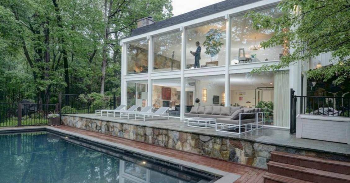 Una spettacolare “gabbia” di vetro con vista sulla piscina e sul giardino (Fotogallery)