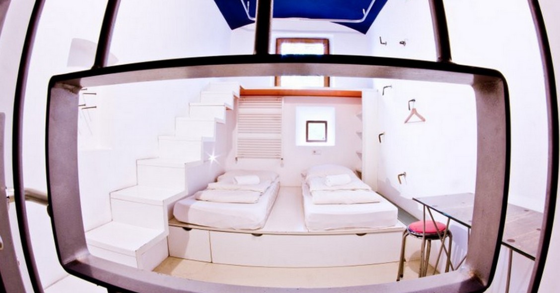 Una notte “dietro le sbarre” di un vecchio carcere trasformato in ostello (Fotogallery)