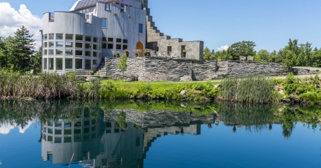 Un moderno castello del XXI secolo con un lago e la riproduzione di un teatro romano