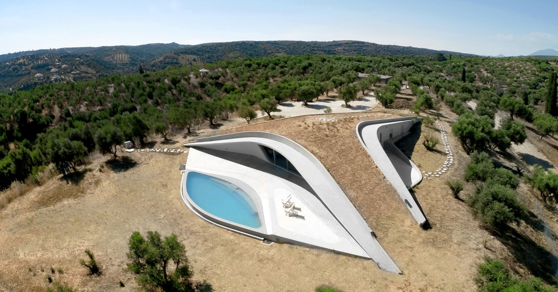 Una casa a forma di nave spaziale sepolta in Grecia