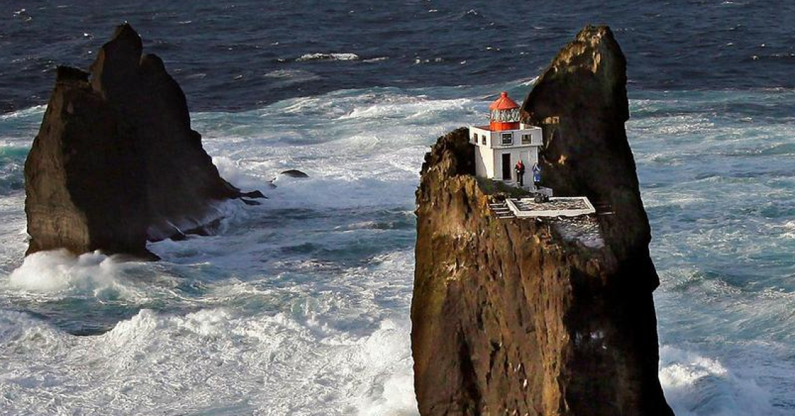 Costruzioni incredibili: questo faro in Islanda si innalza su un isolotto in mezzo al mare