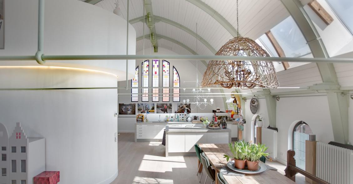 La casa con effetto “wow”: da chiesa degli Anni ‘20 ad abitazione con sorpresa all’interno