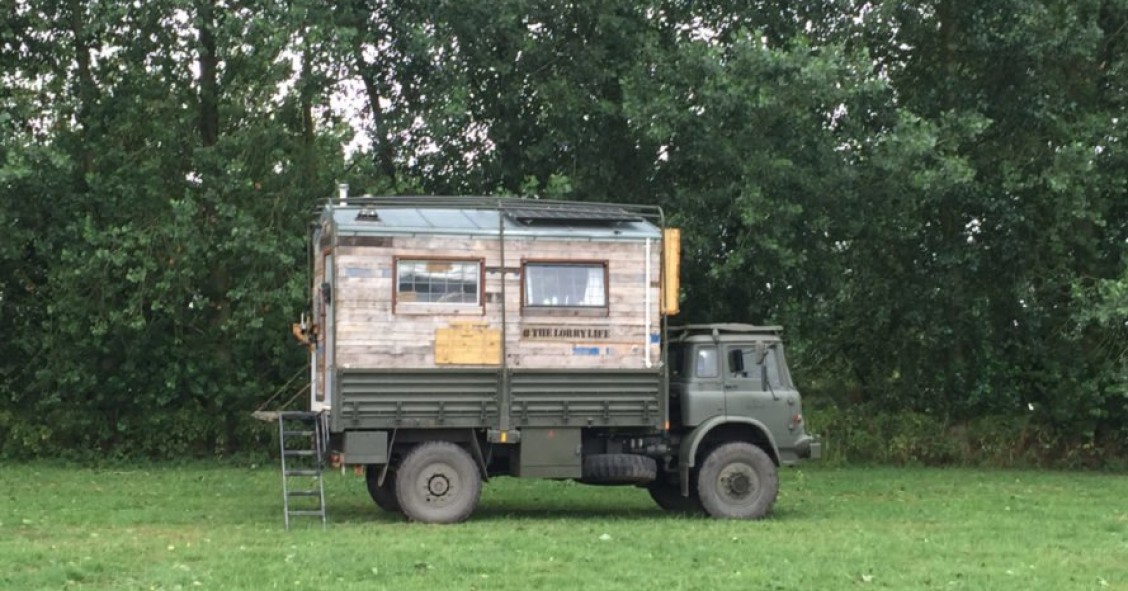 Un antico camion militare trasformato in una mini casa su quattro ruote