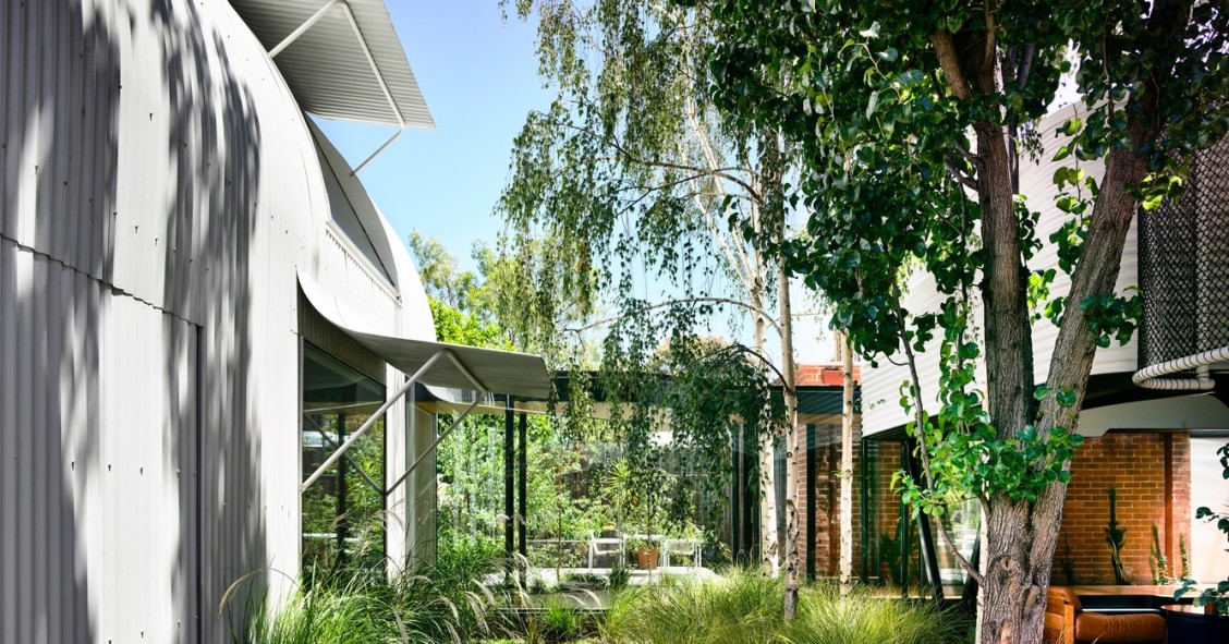 Questa incredibile casa australiana fonde il giardino con gli interni