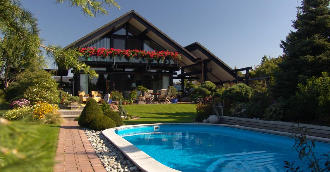 Costruire una piscina: permessi necessari e sanzioni per gli abusivi