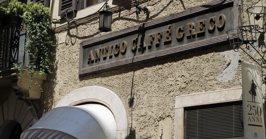 Il Caffè Greco è sotto sfratto, ecco perché rischia di sparire uno dei locali simbolo di Roma