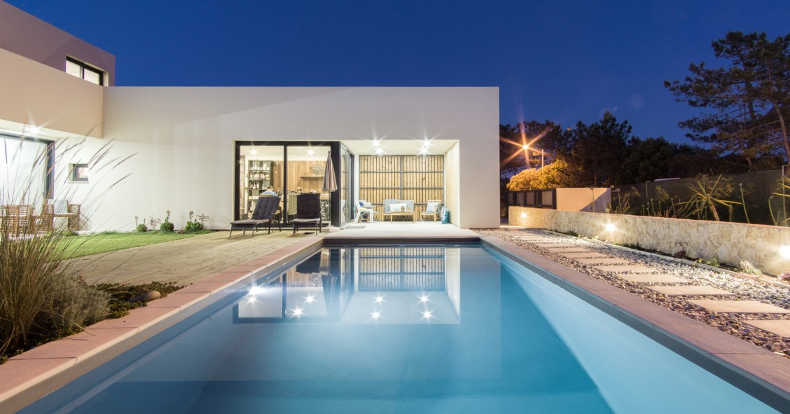 Una casa che si mimetizza nella natura portoghese vicino alla Laguna di Obidos