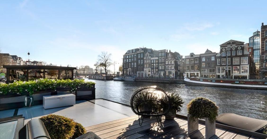 Un palazzo galleggiante ad Amsterdam in vendita per 1,3 milioni di euro