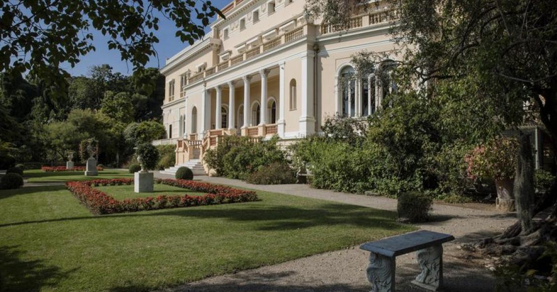 La dimora ha un giardino botanico con 14 ettari