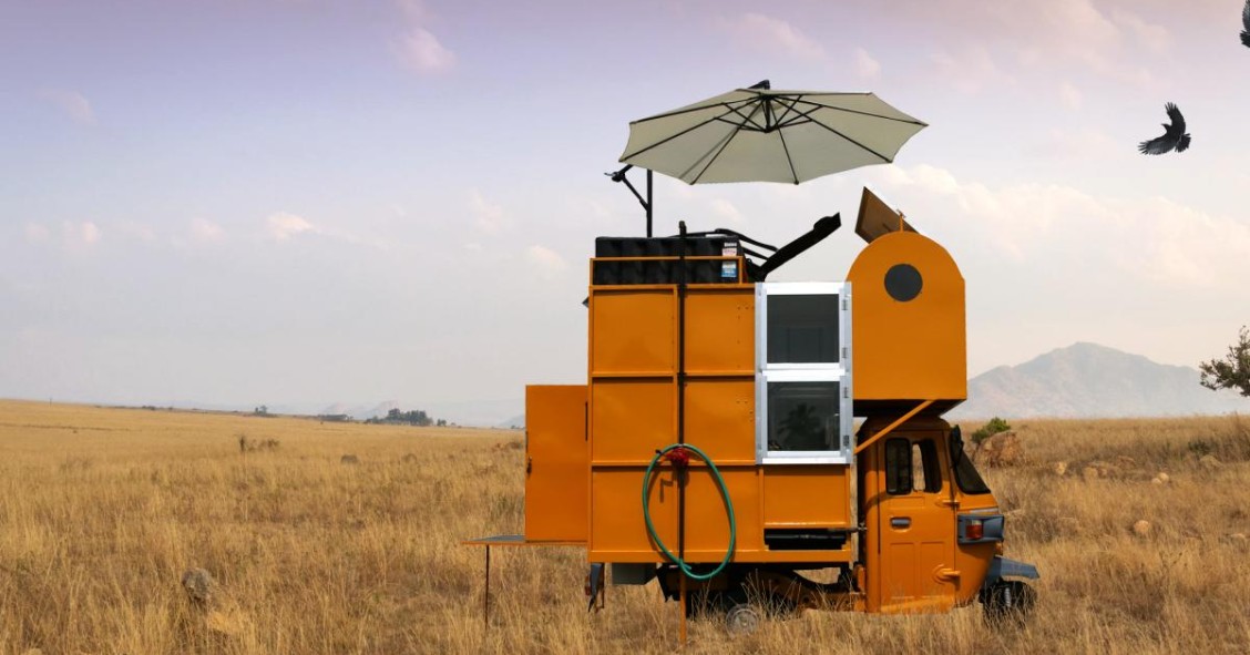 La minicasa più piccola e sostenibile del mondo: costruita su una moto con materiale riciclato