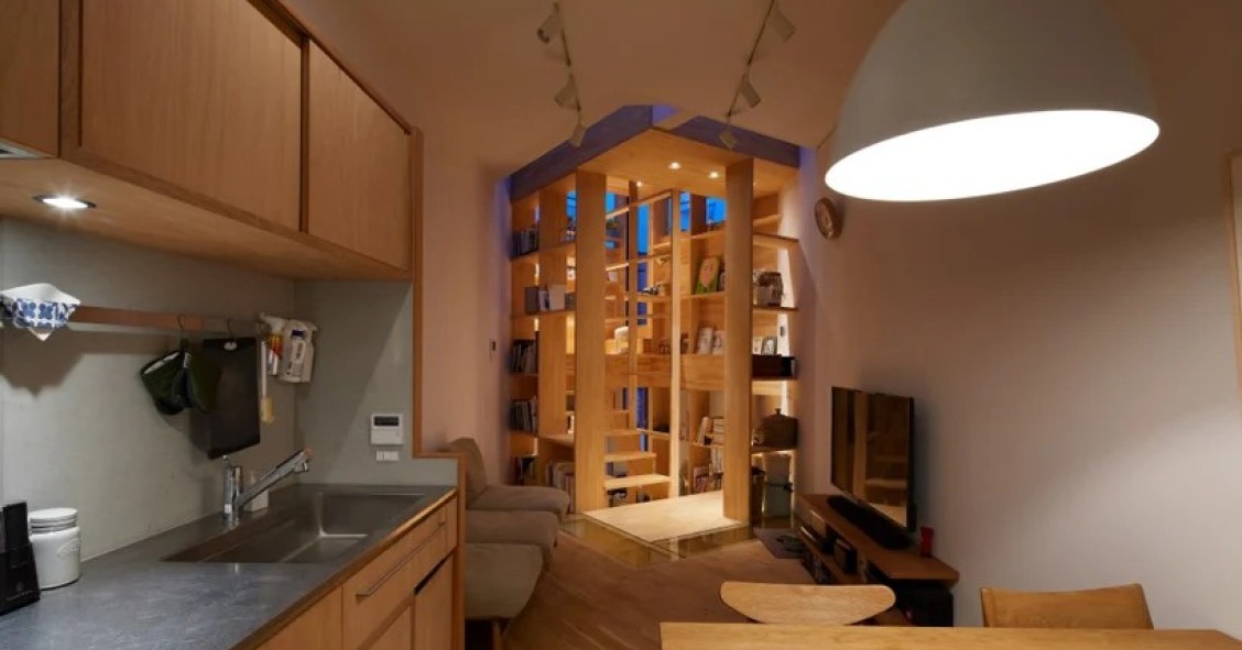 La casa giapponese stretta e alta che guadagna spazio tramite una scala