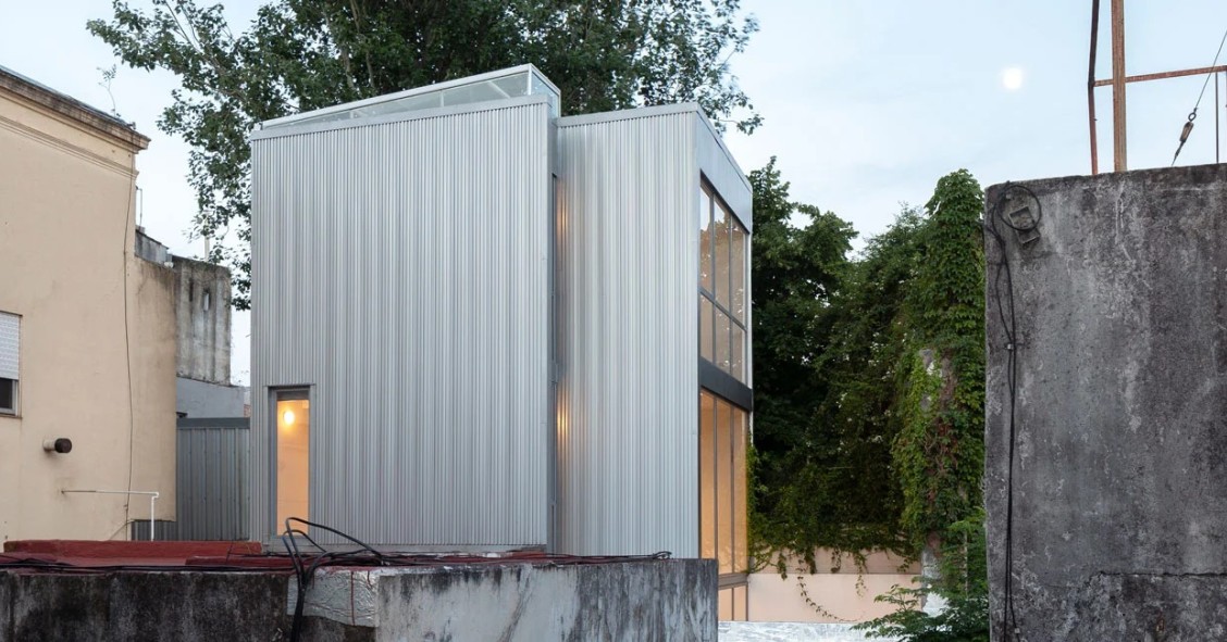 La ristrutturazione di una minicasa con portico che permette di guadagnare spazio