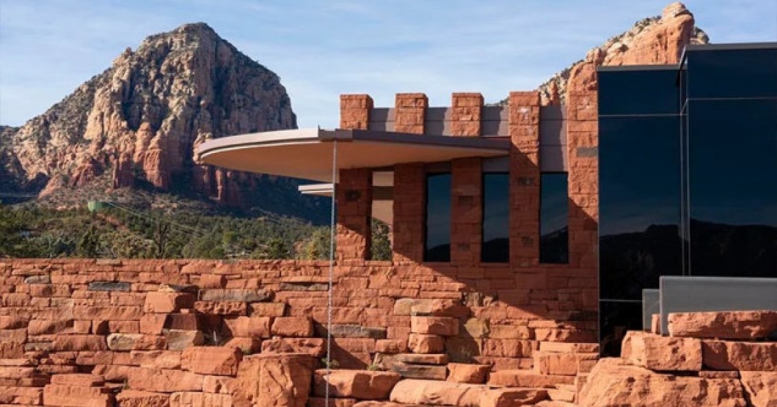 Una spettacolare casa a mezzaluna sorge nel deserto rosso dell'Arizona