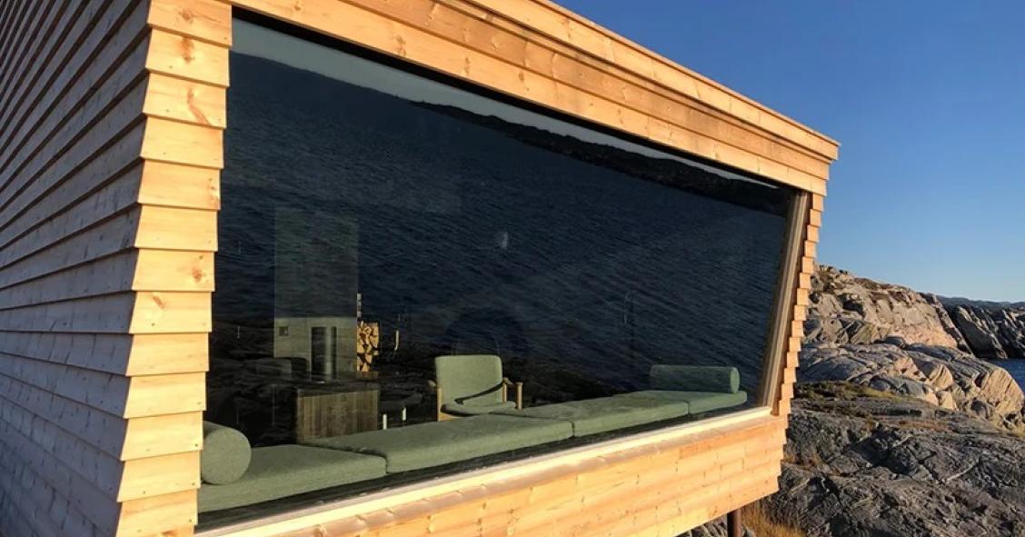 Cinque mini case in legno incastonate su una scogliera norvegese