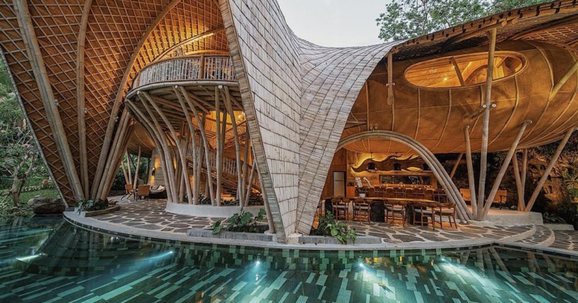 Uno spettacolare resort ecosostenibile in bambù a Bali 