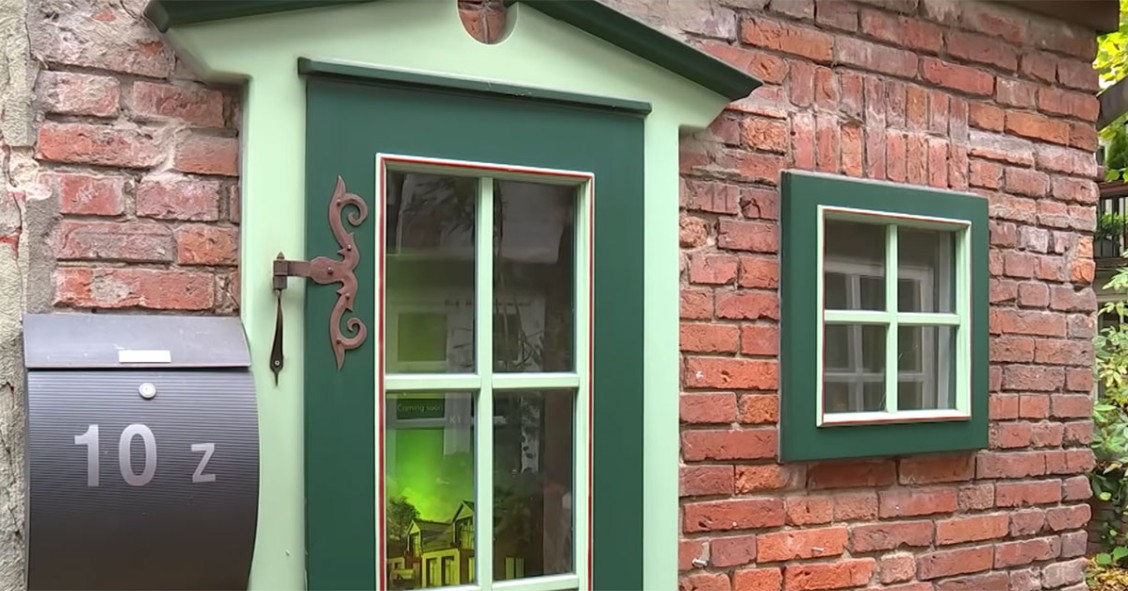 Un influencer tedesco compra la casa più piccola di Germania: 78mila euro per 7 m2