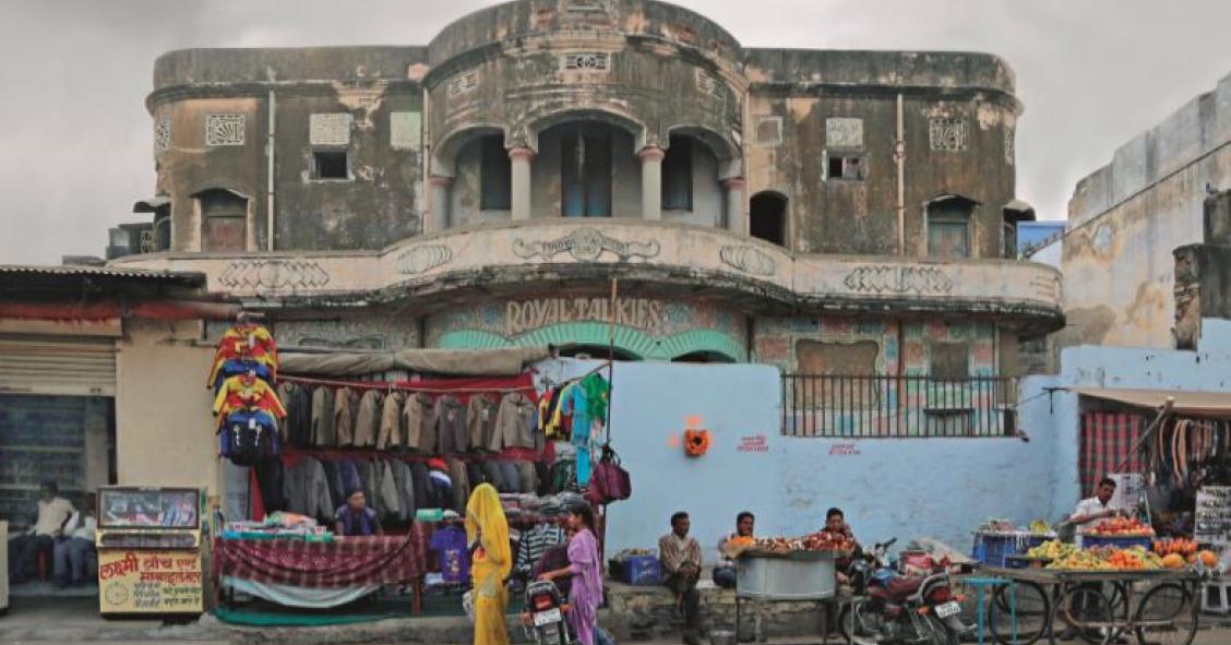 Questo fotografo ha girato il mondo per 12 anni a caccia di cinema abbandonati