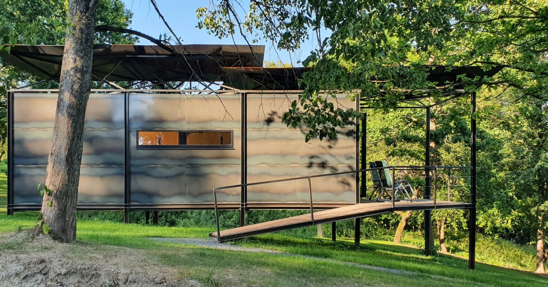 Una minicasa prefabbricata che si adatta a qualsiasi terreno e si mimetizza con l'ambiente circostante