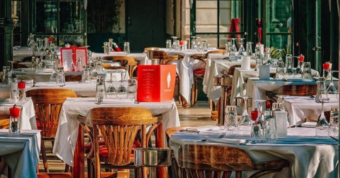 Riaprono ristoranti, boom acquisti mobili e accessori dehor