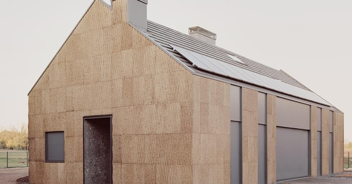 Questa casa ecosostenibile vicino Milano è stata costruita solo con legno, sughero e paglia