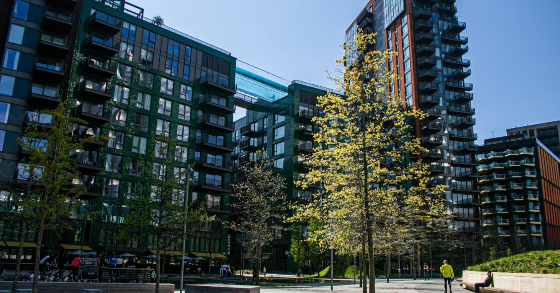 Inaugurata a Londra Sky Pool, la prima piscina al mondo sospesa tra due palazzi