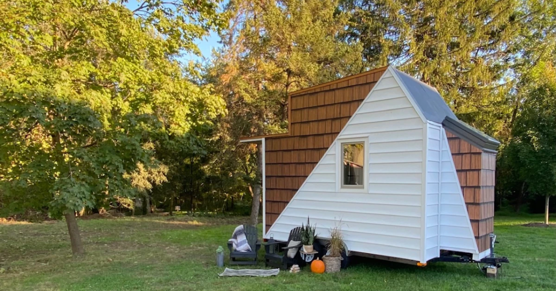 Una mini casa prefabbricata (su ruote) costruita con materiali di riciclo