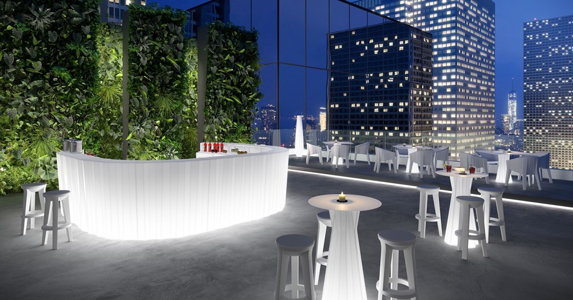 Arredare con la luce grazie ai mobili da esterno illuminati a led
