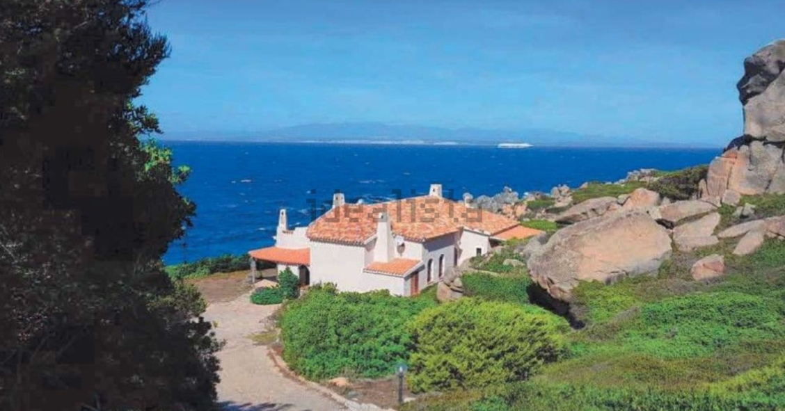 Una villa in Sardegna tra le rocce e con vista mare è in vendita all’asta su idealista