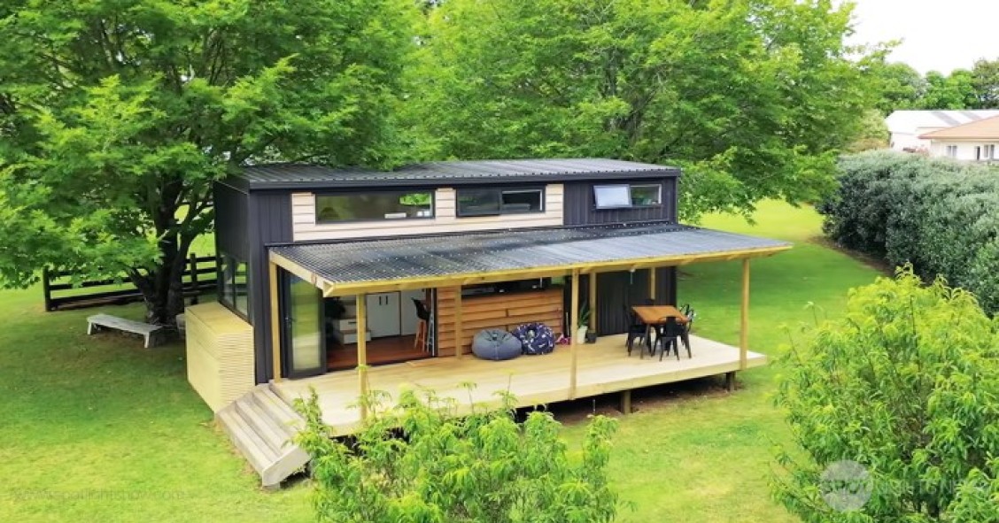 Una famiglia ha costruito la propria mini casa prefabbricata in campagna per fuggire dalla città