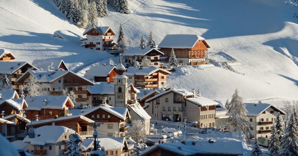 Tetti innevati in Val Badia