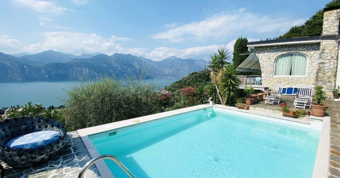 In vendita una casa da sogno che si affaccia sul lago di Garda