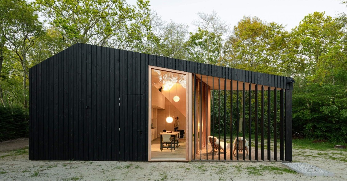 Una casa prefabbricata in legno con interni flessibili per adattarsi alle diverse esigenze