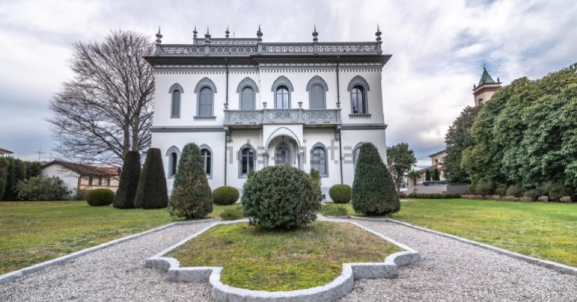 In vendita una meravigliosa villa liberty sul Lago Maggiore 