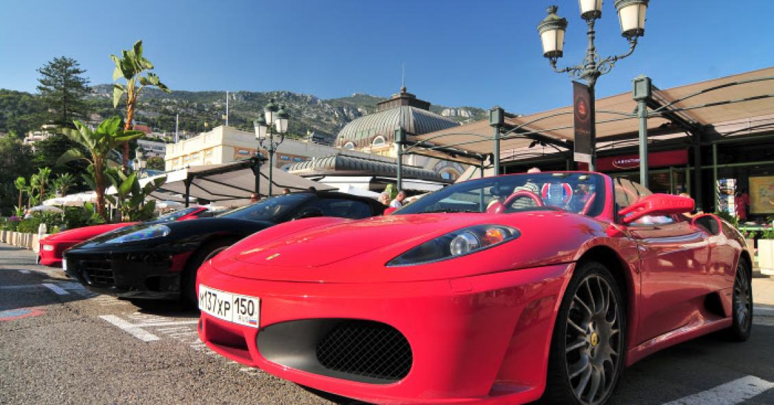 ferrari auto di lusso