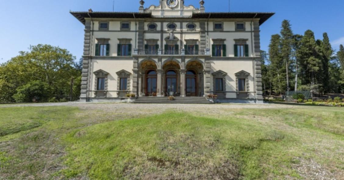 In vendita una storica villa di lusso di fine'800 con dipinti di famosi artistiti in Toscana