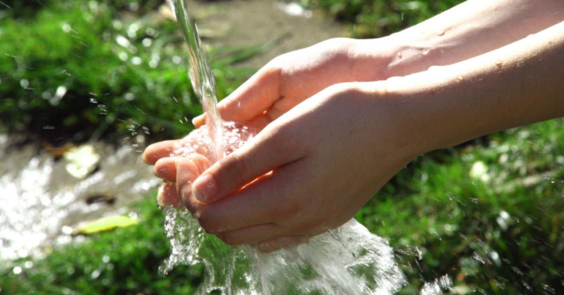 Giornata mondiale dell’acqua 2022: ecco come consumare meno acqua potabile in casa
