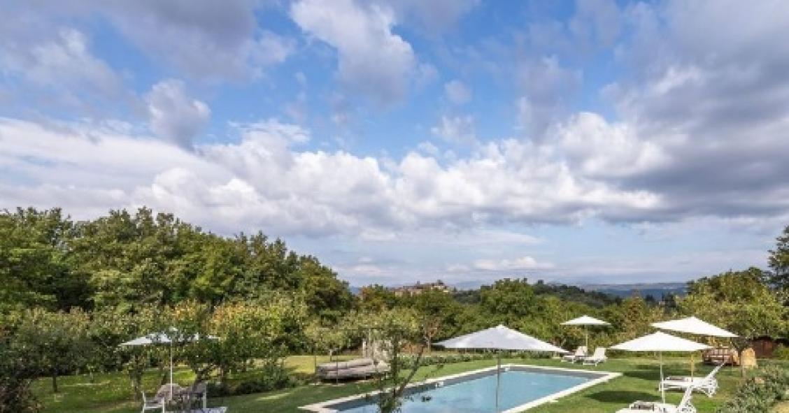 casale di lusso con piscina in vendita in Toscana