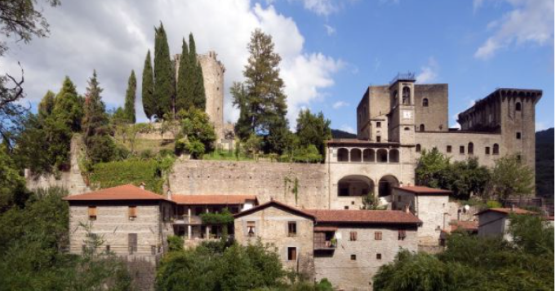In vendita un borgo del X secolo con castello e azienda vinicola nelle colline toscane