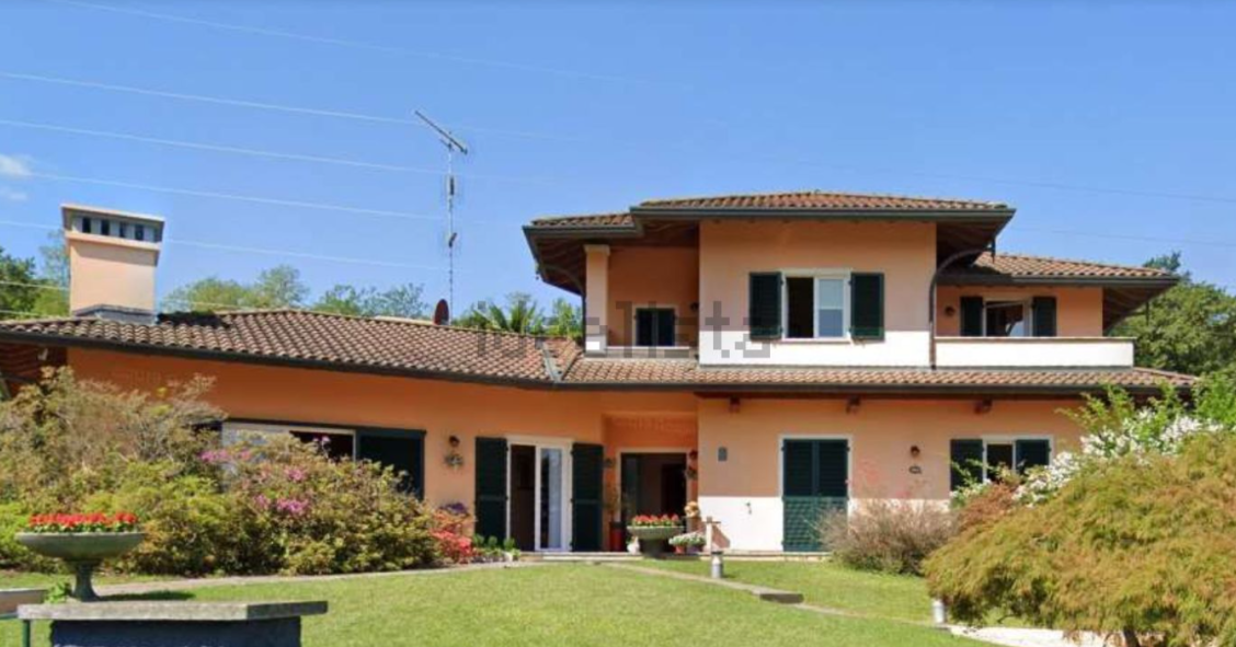 Casa indipendente all'asta con giardino