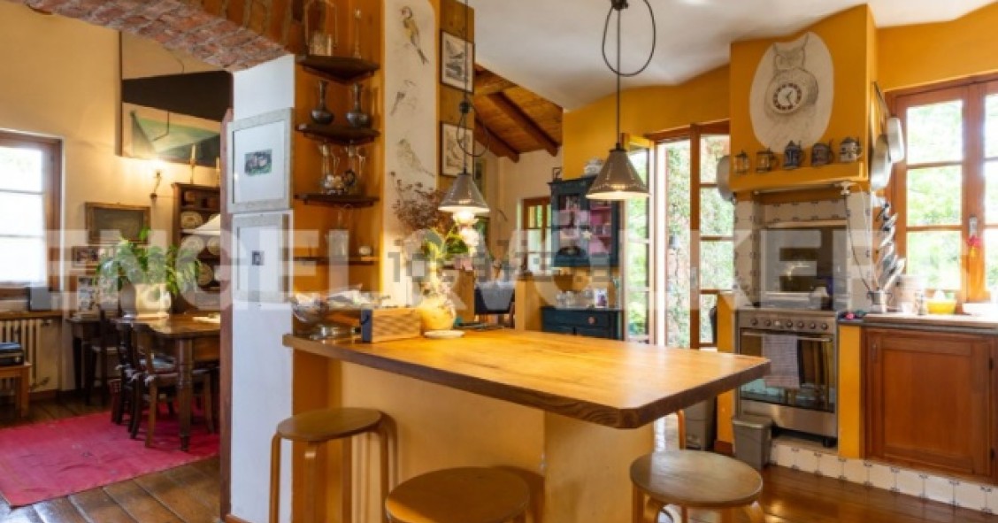 Una cascina ristrutturata con parco e piscina in vendita per 870 mila euro