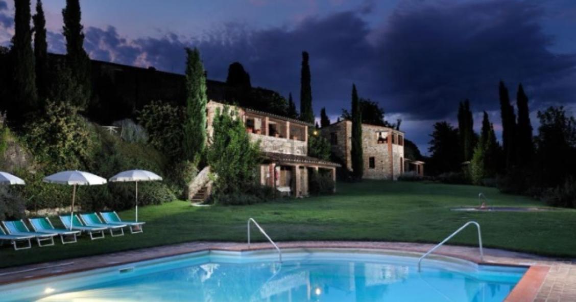 Un antico borgo nel senese si vende come resort e set cinematografico per 13 milioni