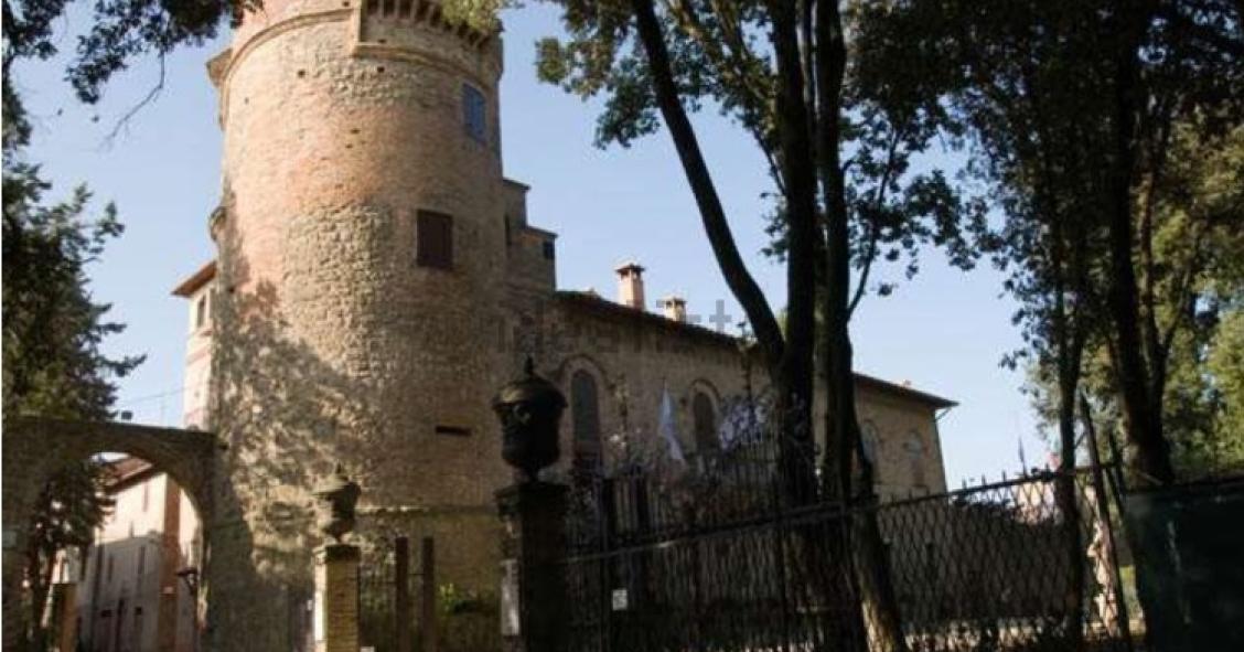 Un castello del XII secolo con parco e piscina in vendita a Perugia per 16 milioni
