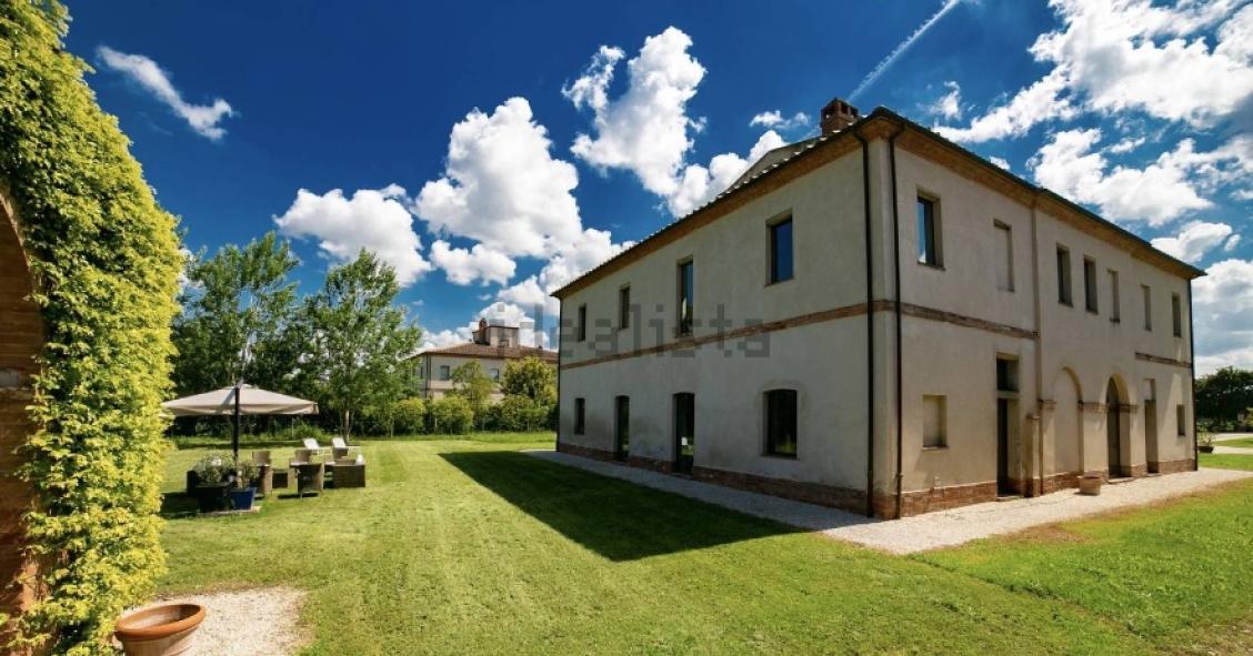 Una villa storica ristrutturata a Montepulciano in vendita per 2,18 milioni
