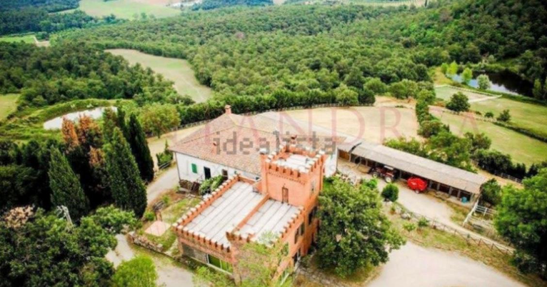 In vendita una tenuta toscana con azienda agricola e piccolo castello per 3.200.000 euro