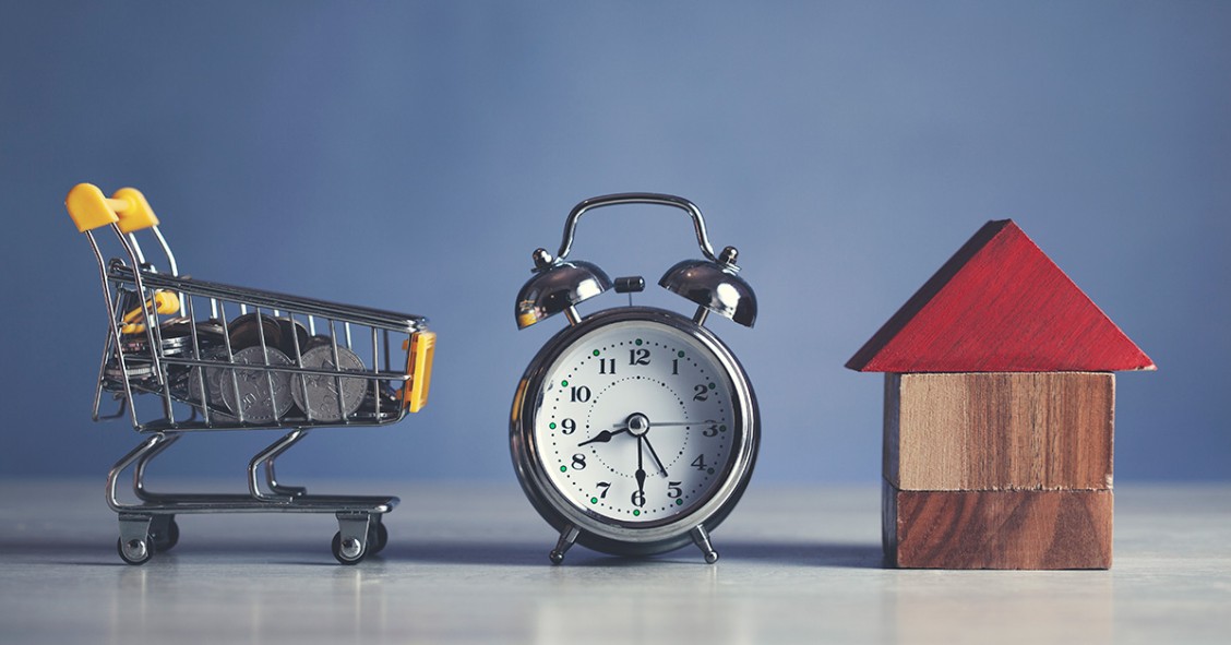 cestino con orologio e modello casa