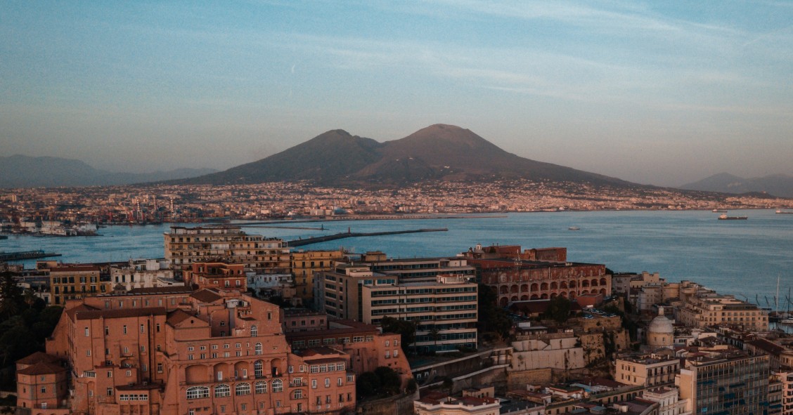 locuind în Napoli