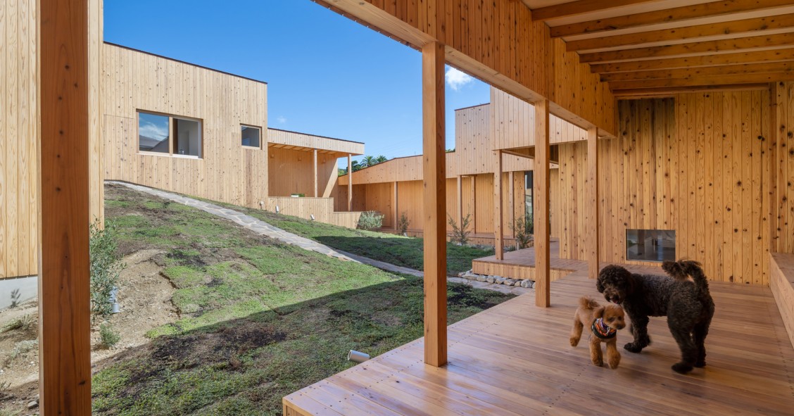 Necklace Villa está situada en la isla de Awaji (Japón) y ha sido diseñada pro el estudio nipón 1110 Office for Architecture.