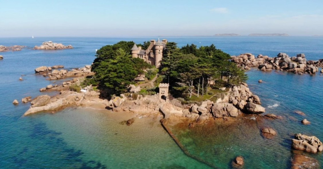 isla privada con castillo del siglo XIX en Bretaña (Francia)