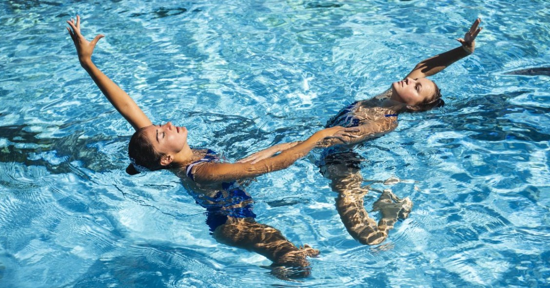 due atlete di nuoto sincronizzato