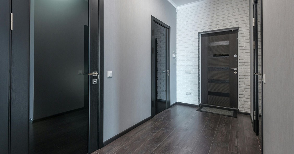 Apertura di una porta sul pianerottolo condominiale
